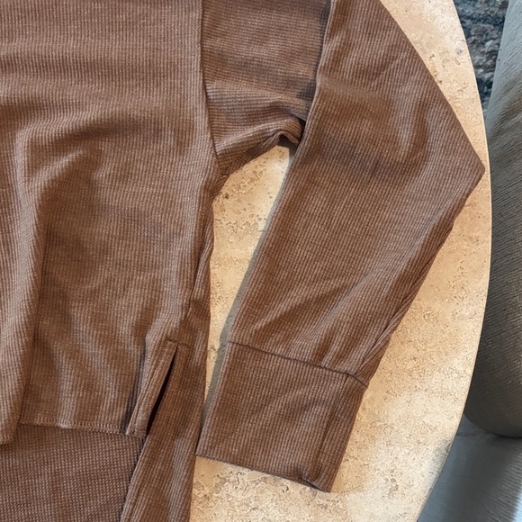 American Eagle Small waffle oversized cropped Turtleneck shirt - Picture 4 of 4